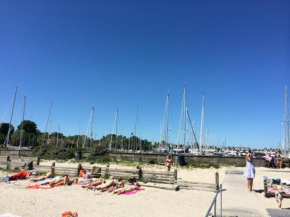 Hus m gaard have, 25m fra havet, havn, Strand, restauranter